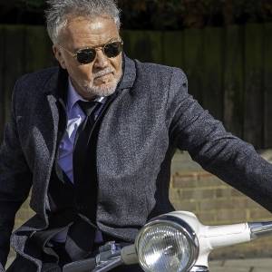 PAUL YOUNG - Behind The Lens