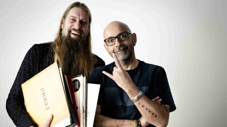 To Mikrofoner og en stak Vinyler
