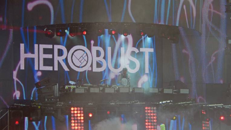 HeRobust