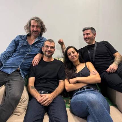 A Contrarreloj Versiones de Estopa, Fito y El Canto del Loco