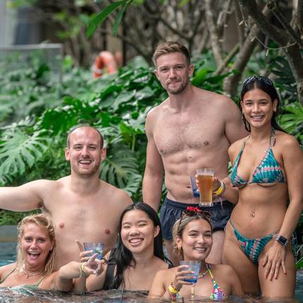 VIVO LATINO - Pool Fiesta