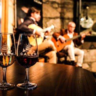 Caves Cálem visita guiada com prova de vinhos e fado ao vivo