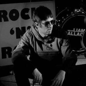 NearLiam Gallagher