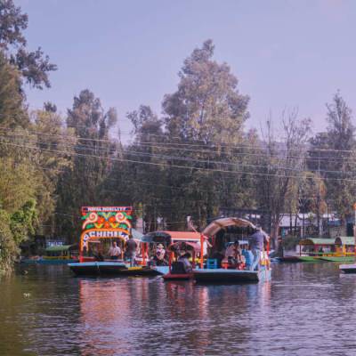 Fiesta en Trajinera por Xochimilco música, bebidas y tacos desde CDMX