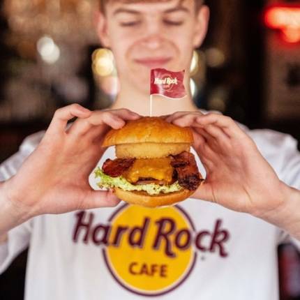 Hard Rock Cafe Bruxelles  déguste un burger