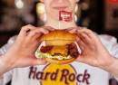 Hard Rock Cafe Bruxelles  déguste un burger