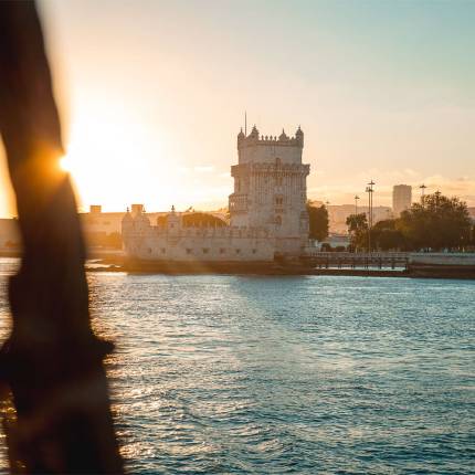 The Lisbon Boat Party Tour pelo Tejo com DJ