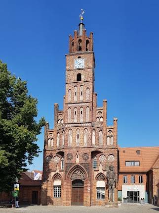 Altstädtisches Rathaus mit Roland