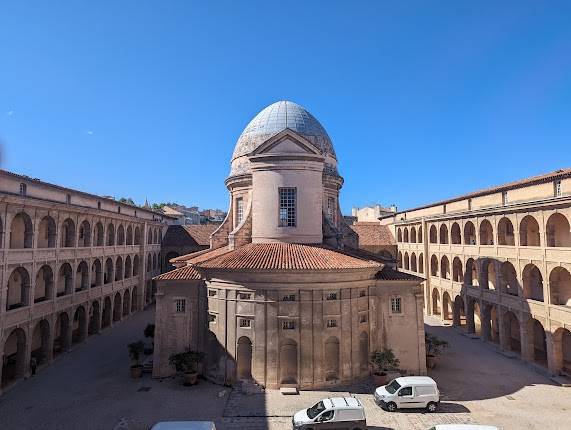 COUR DE LA VIEILLE CHARITE (EN EXTERIEUR)