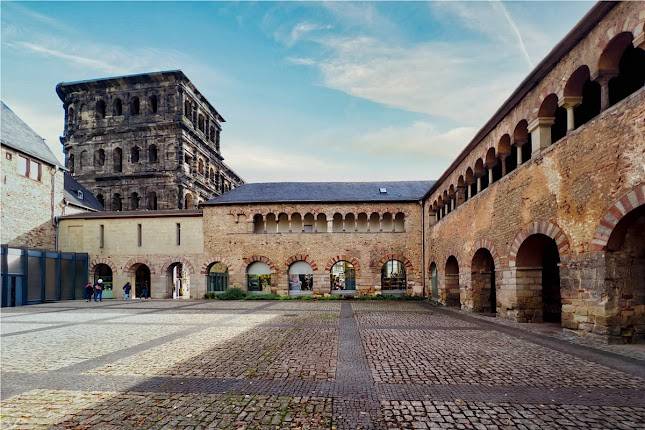 Simeonstiftplatz Brunnenhof Trier